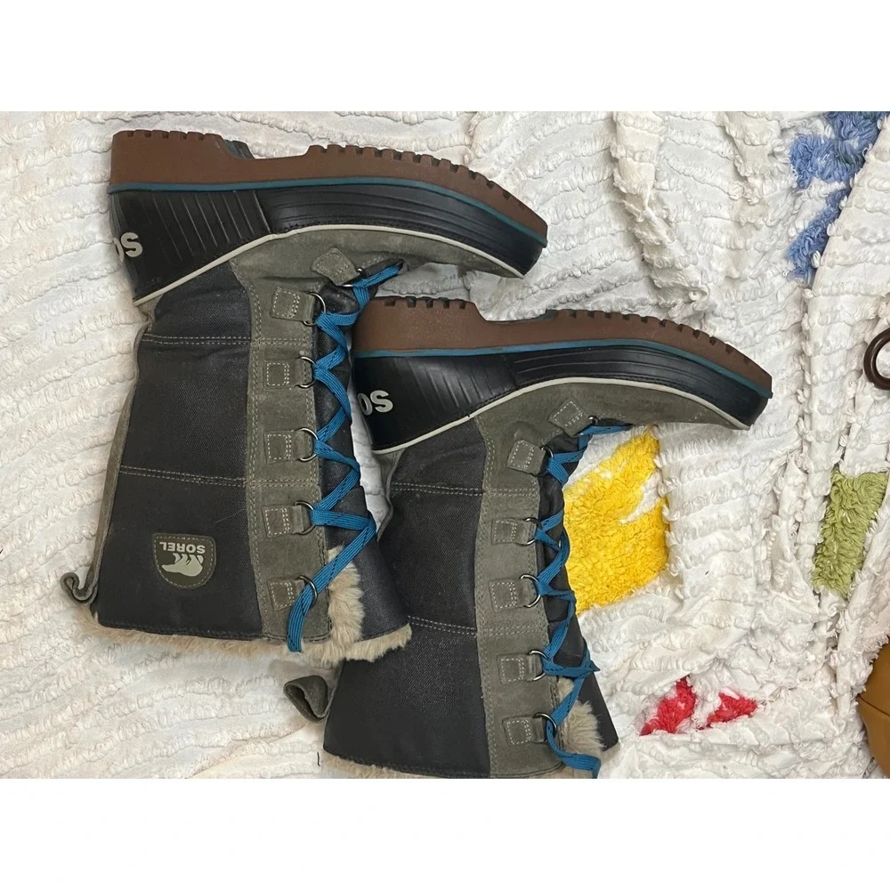 Sorel Women Tivoli High II snow boots blue laces. 7.5 Fur‎ Trim